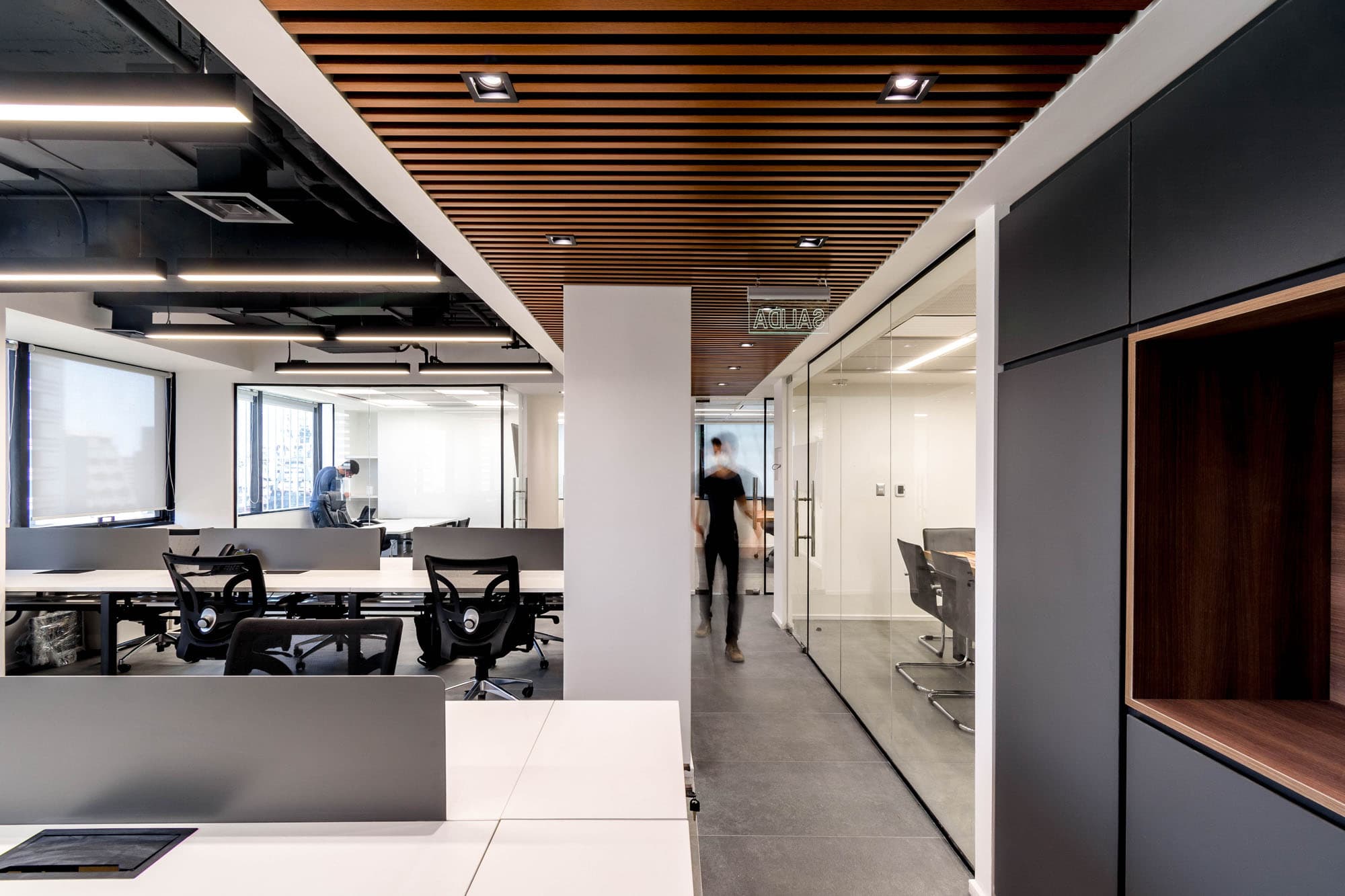 Oficinas Dinecom — detalle 2
